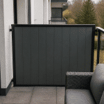 Panneau occultant vertical installé contre balustrade terrasse