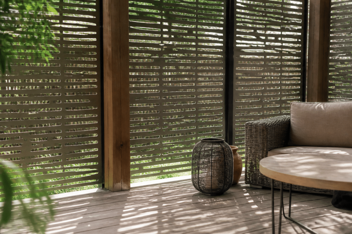 Panneaux bois et composite ajourés filtrant lumière terrasse
